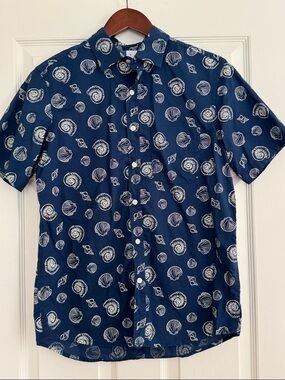 Men’s shell motif short sleeve button down shirt